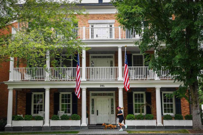 Aurora, NY: Serene Wellness Retreat by the Lake